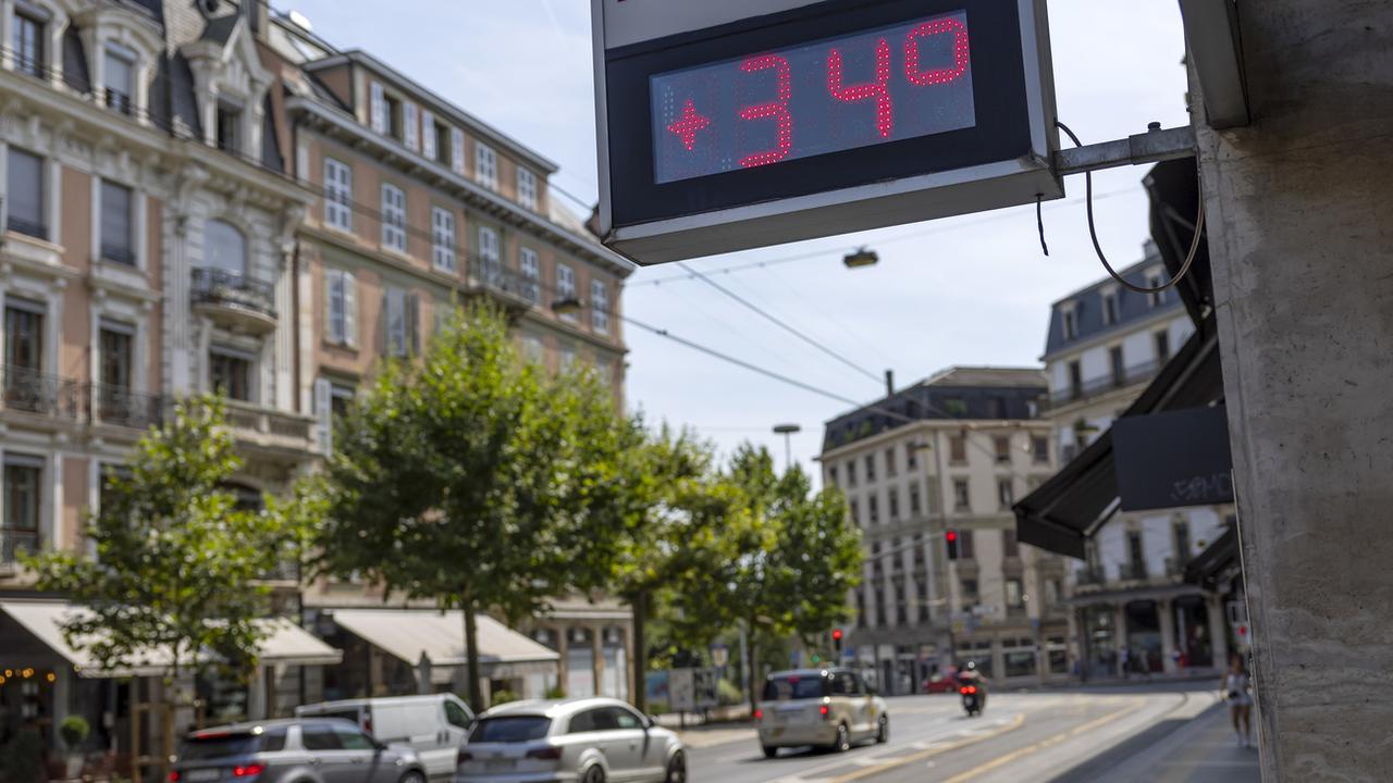 Un thermomètre indique 34 degrés dans une rue de Genève à 15h48 de l'après-midi. [KEYSTONE - SALVATORE DI NOLFI]