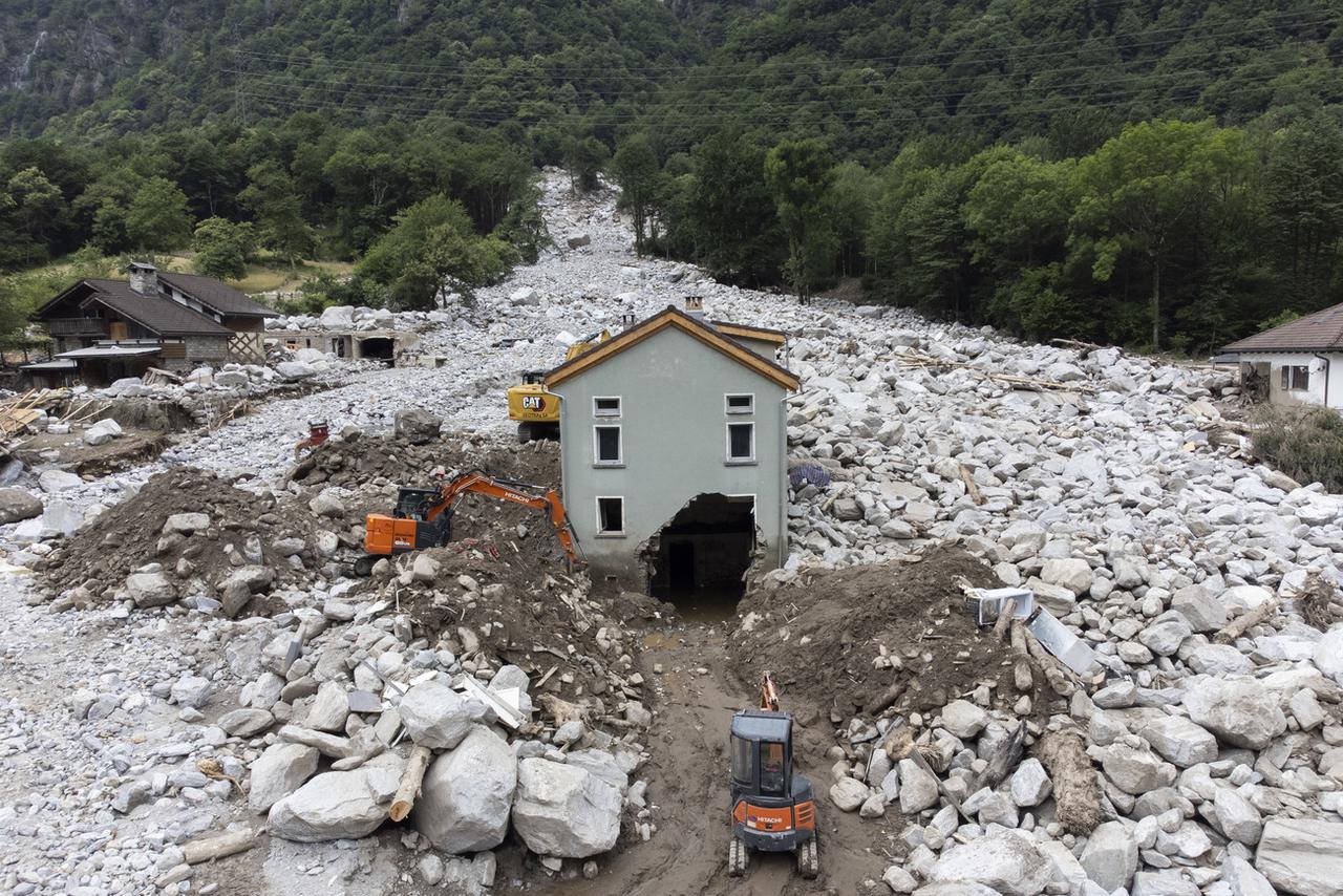 Les intempéries ont provoqué d'importants dégâts dans la vallée grisonne, en particulier dans le village de Sorte. [KEYSTONE - ALESSANDRO CRINARI]