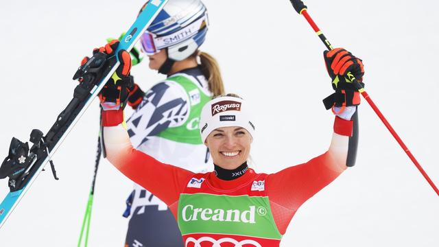 Lara Gut-Behrami célèbre sa victoire lors du slalom géant féminin de la Coupe du monde de ski alpin à Soldeu après une belle remontée au classement. [KEYSTONE - GUILLAUME HORCAJUELO]
