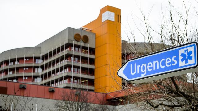 Un panneau indique le service des Urgences de l'Hôpital du Valais  à Sion. [KEYSTONE - JEAN-CHRISTOPHE BOTT]