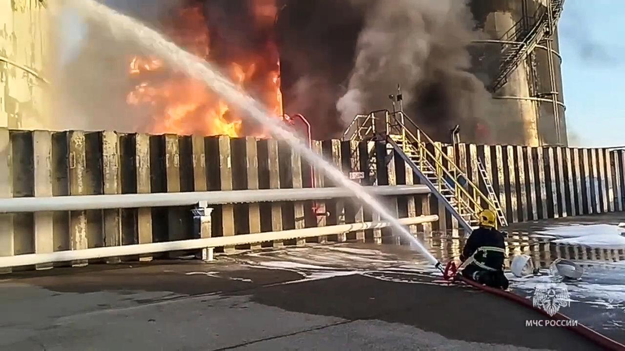 Des pompiers russes en train d'éteindre un incendie dans une raffinerie d'Azov. [KEYSTONE]