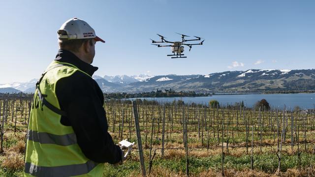 Un drone pour le traitement des vignes. [Keystone - Christian Beutler]