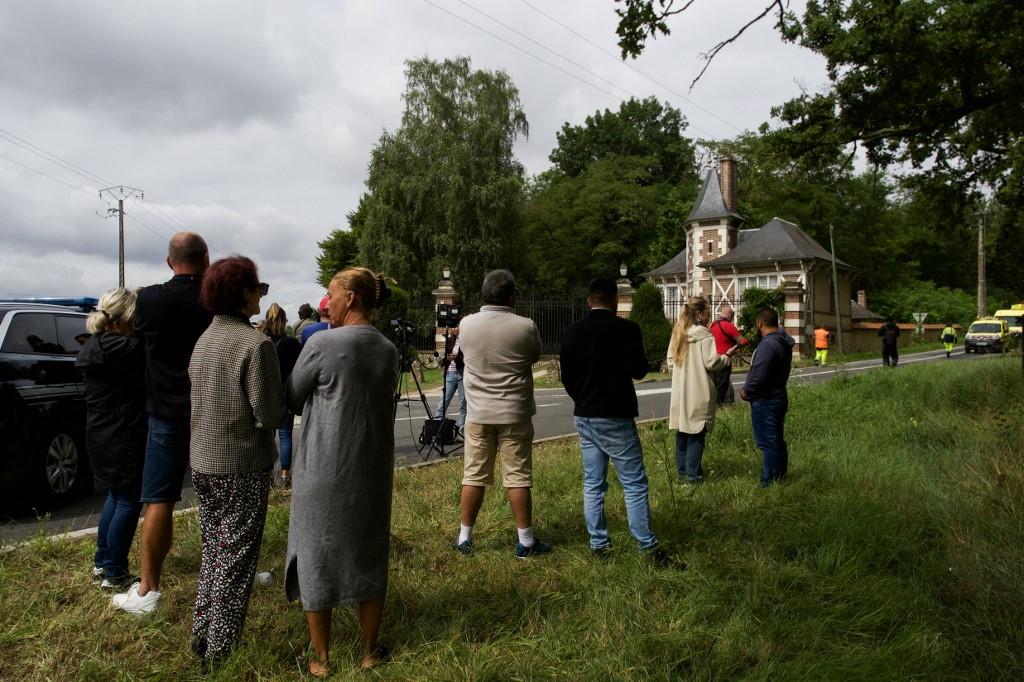 A Douchy-Montcorbon, à 120 km au sud de Paris, devant la propriété où l'acteur Alain Delon s'est éteint dimanche, des dizaines d'anonymes sont venus pleurer un voisin "pas comme les autres". [AFP - GUILLAUME SOUVANT]