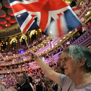 Les spectateurs et spectatrices du Royal Albert Hall durant la "Last Night of the Proms" le 9 septembre 2006 à Londres. [Keystone - Akira Suemori]