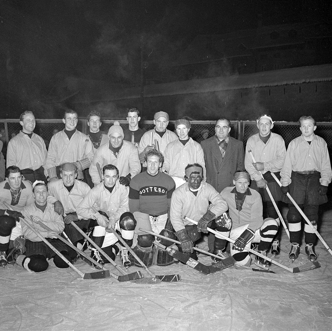 Equipe du HC Gottéron, patinoire des Augustins, Fribourg, 1952 [BCU Fribourg / Fonds Jacques Thévoz]