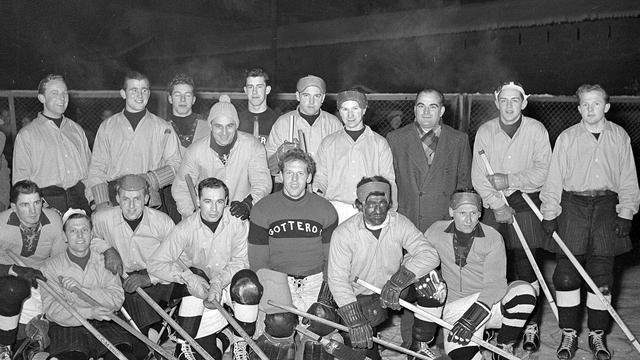 Equipe du HC Gottéron, patinoire des Augustins, Fribourg, 1952 [BCU Fribourg / Fonds Jacques Thévoz]