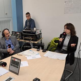 Nathalie Chèvre, ecotoxicologue à l’Université de Lausanne, Patrick Edder, chimiste cantonal GE et Rebecca Eggenberger, responsable alimentation à la Fédération romande des consommateurs (FRC). [RTS - Yves-Alain Cornu]