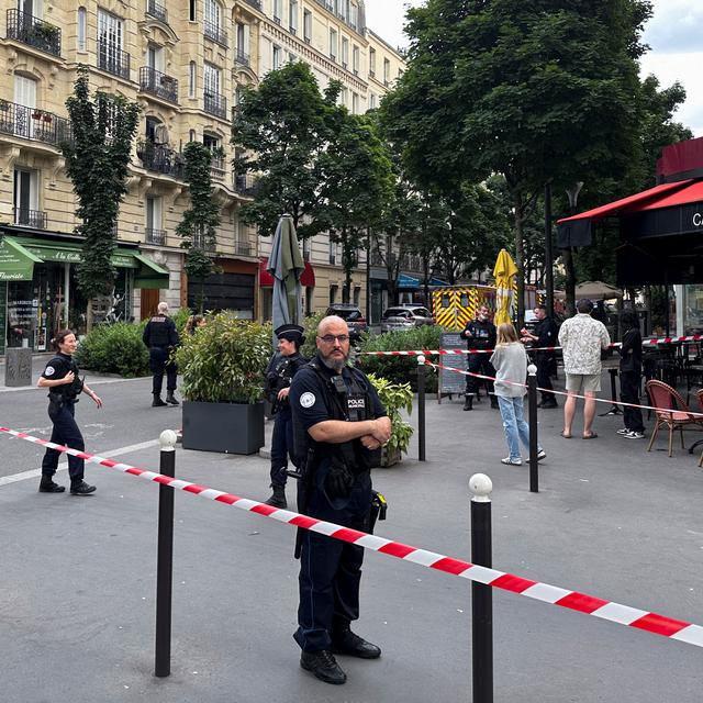 Un automobiliste fonce sur la terrasse d'un café à Paris et fait un mort et six blessés. [Reuters - Johnny Cotton]