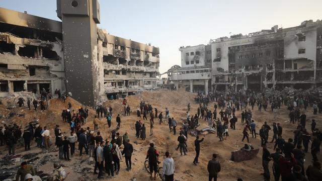 La population de Gaza dans les ruines de l'hôpital al-Shifa après le retrait des forces israéliennes. [Anadolu via AFP - DAWOUD ABO ALKAS]