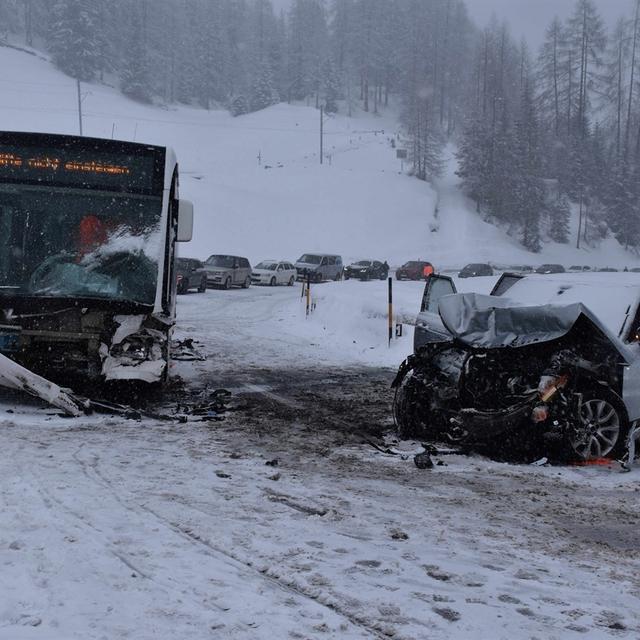 Un SUV entre en collision avec un bus à Davos, plusieurs blessés graves. [Police grisonne]