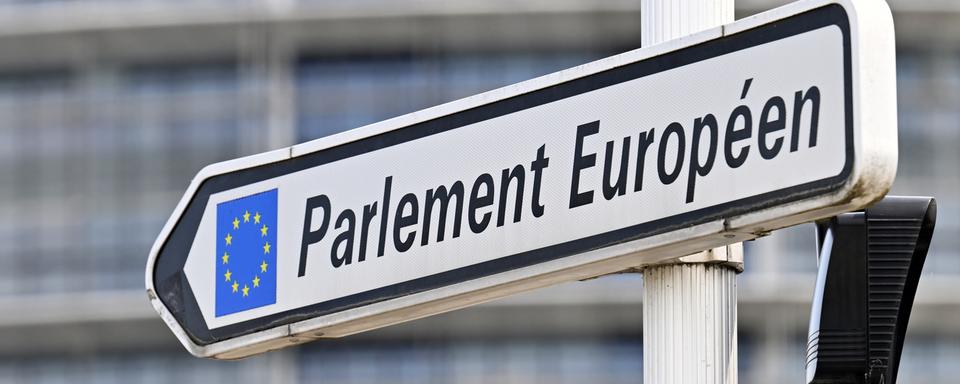 Panneau indiquant "Parlement Européen" devant le siège de l'institution à Strasbourg. [APA / Keystone - Hans Klaus Techt]