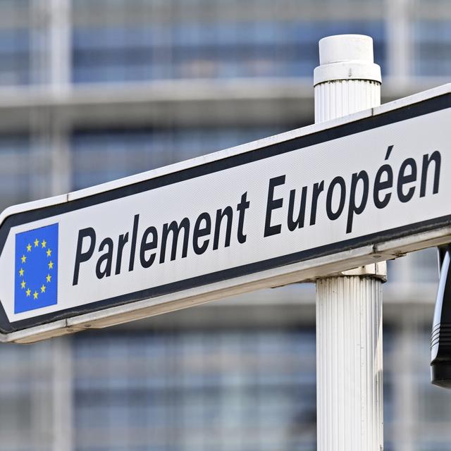 Panneau indiquant "Parlement Européen" devant le siège de l'institution à Strasbourg. [APA / Keystone - Hans Klaus Techt]