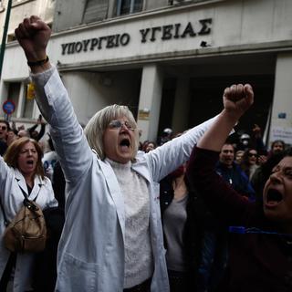 Le corps hospitalier en Grèce proteste contre une loi permettant des opérations privées et payantes les après-midis. [EPA/ Keystone - Yannis Kolesidis]