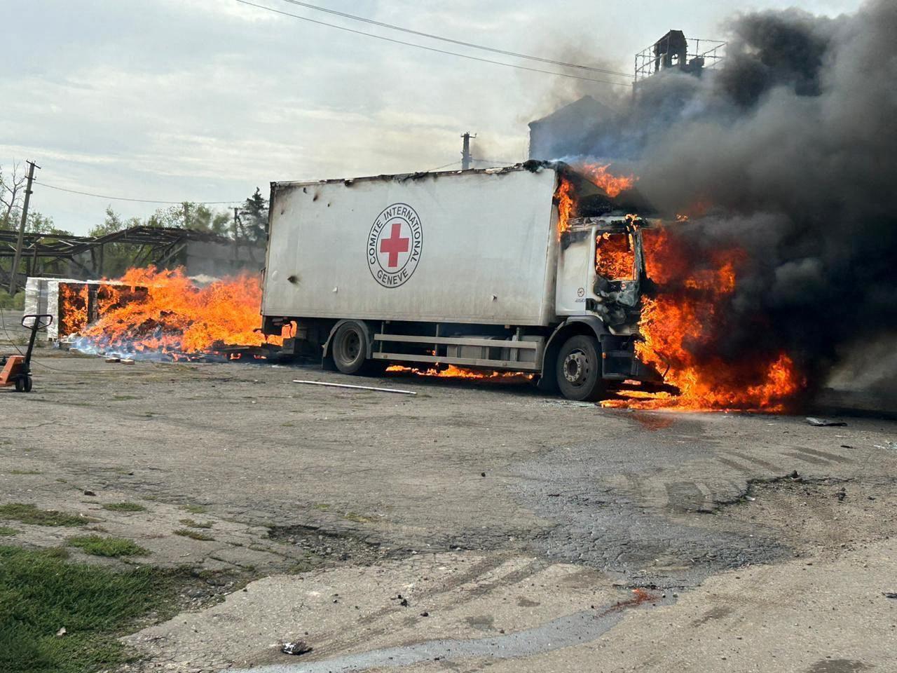 Un camion de la Croix-Rouge en flammes après un bombardement. [via REUTERS - UKRAINIAN PRESIDENTIAL PRESS SER]