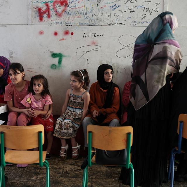 Une école transformée en abri temporaire pour les déplacés à Beyrouth. [Reuters - Louisa Gouliamaki]