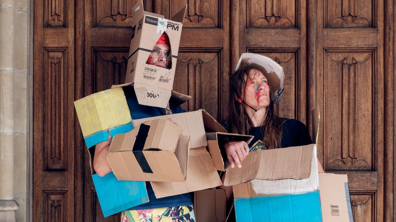 Une image de promotion du spectacle "Quichotte, chevalerie moderne" de la troupe des Fondateurs. [Théâtre Saint-Gervais - ©Laurent Nicolas]