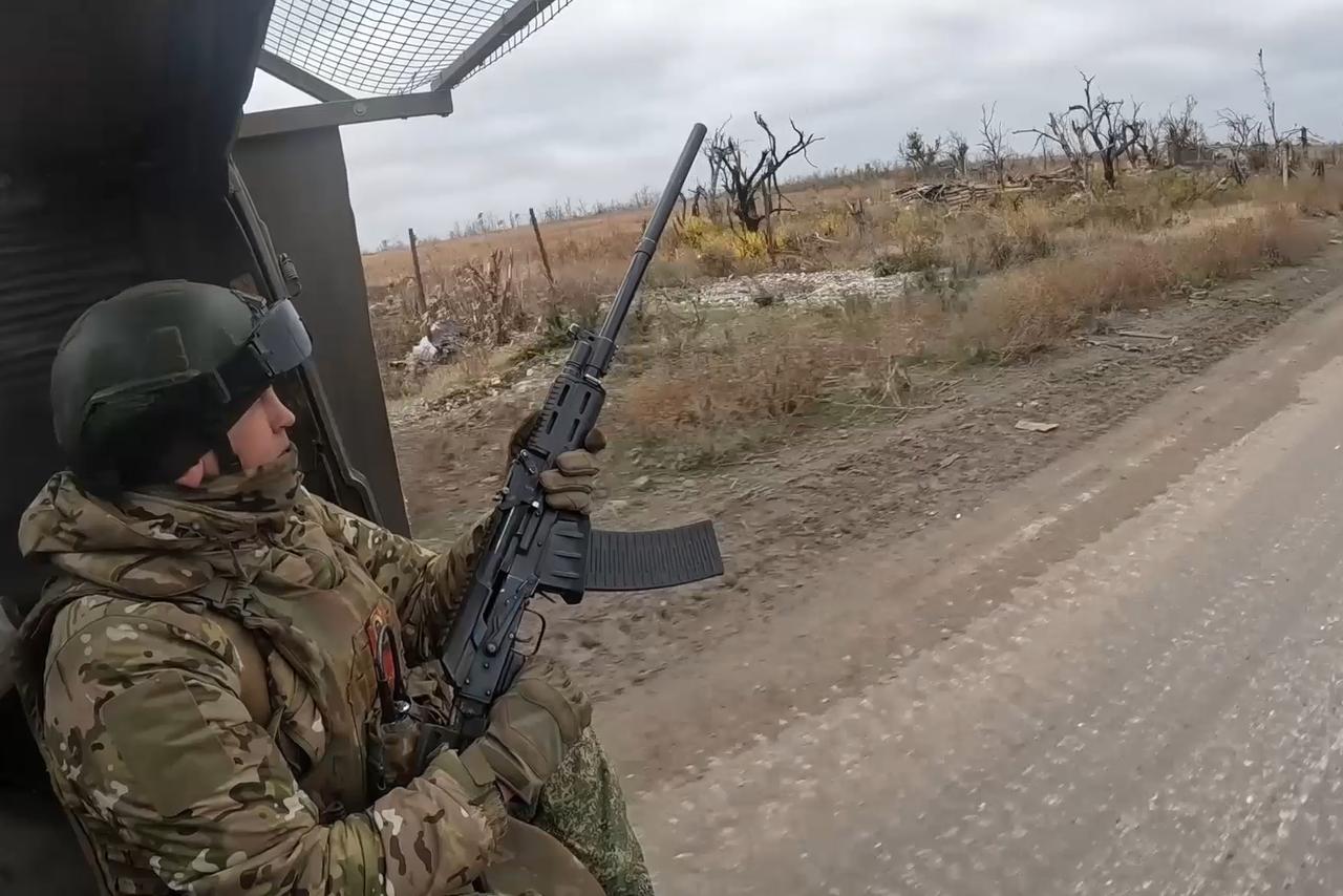 Sur cette photo tirée d'une vidéo publiée par le service de presse du ministère russe de la Défense le vendredi 22 novembre 2024, un soldat du génie russe opère sur un site non divulgué en Ukraine. [KEYSTONE - Service de presse du ministère russe de la défense via AP]