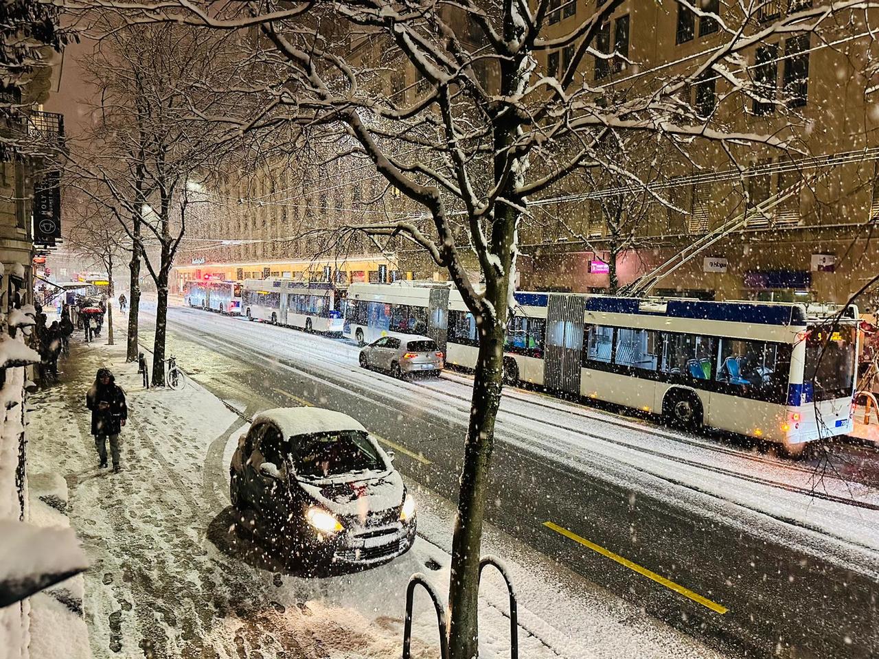 Flocons et chaussées enneigées à Lausanne. [RTS - Victorien Kissling]