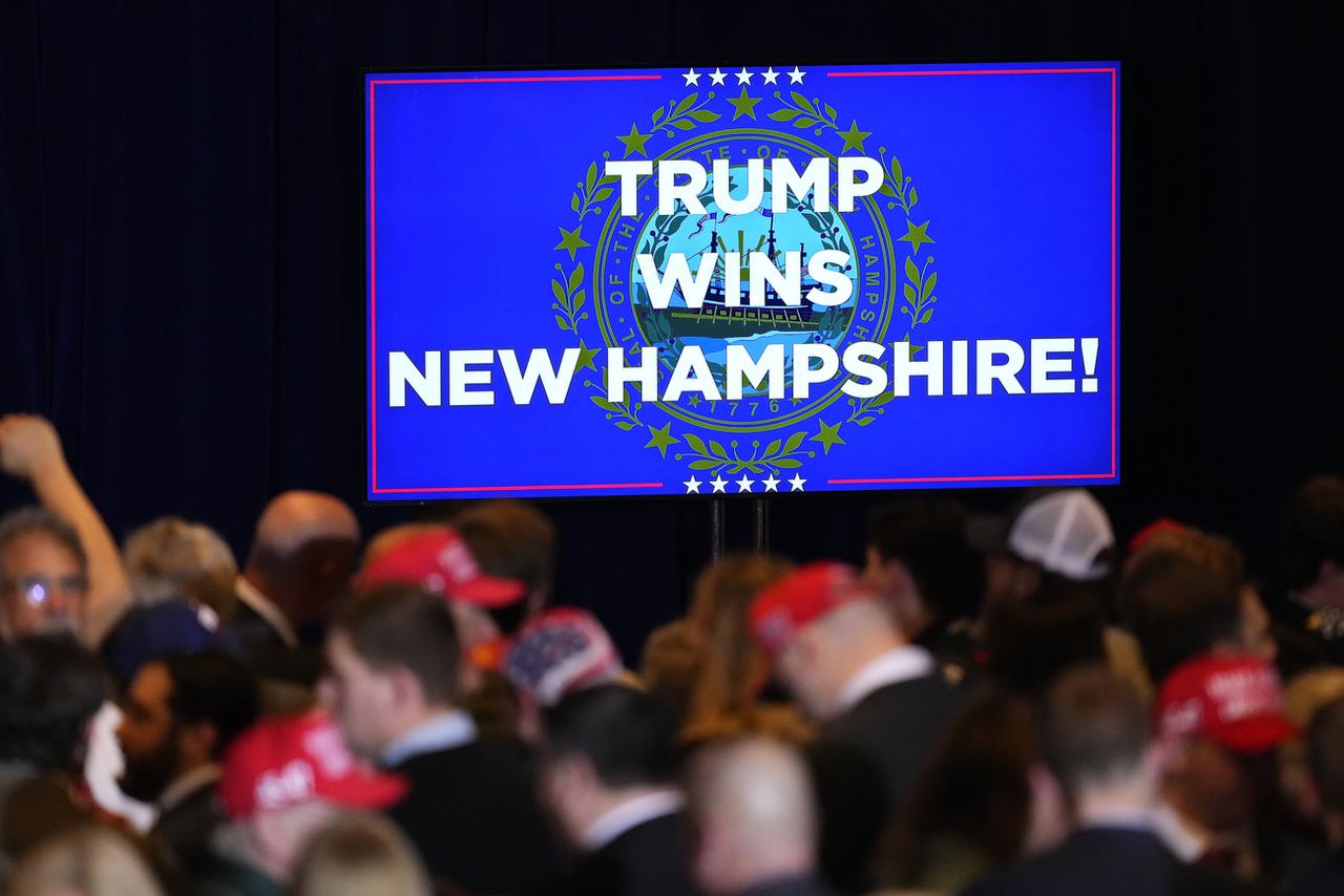 Des supporters en pleine euphorie juste avant le discours de leur candidat Donald Trump . [Pablo Martinez Monsivais]