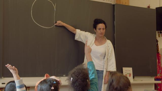 Nahed Ghezraoui dans sa classe de l'école De-Chateaubriand, à Genève, dans le film "Grandir" de Séverine Barde. [JMH Distribution]