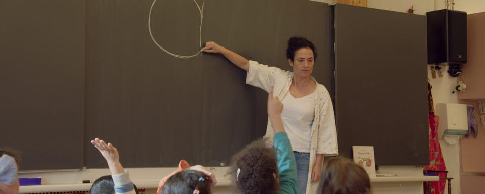 Nahed Ghezraoui dans sa classe de l'école De-Chateaubriand, à Genève, dans le film "Grandir" de Séverine Barde. [JMH Distribution]