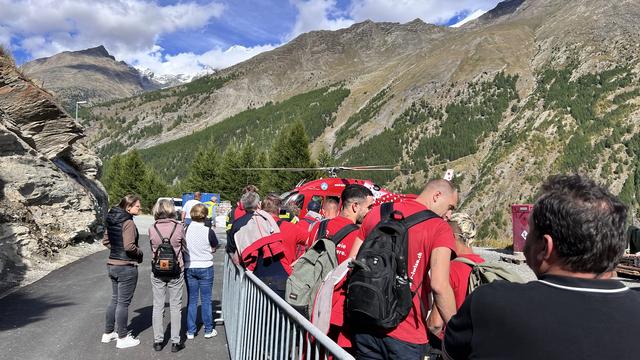 Des touristes attendent d'être évacués par hélicoptère de la vallée de Saas. [RTS - Nathaniel Michel]