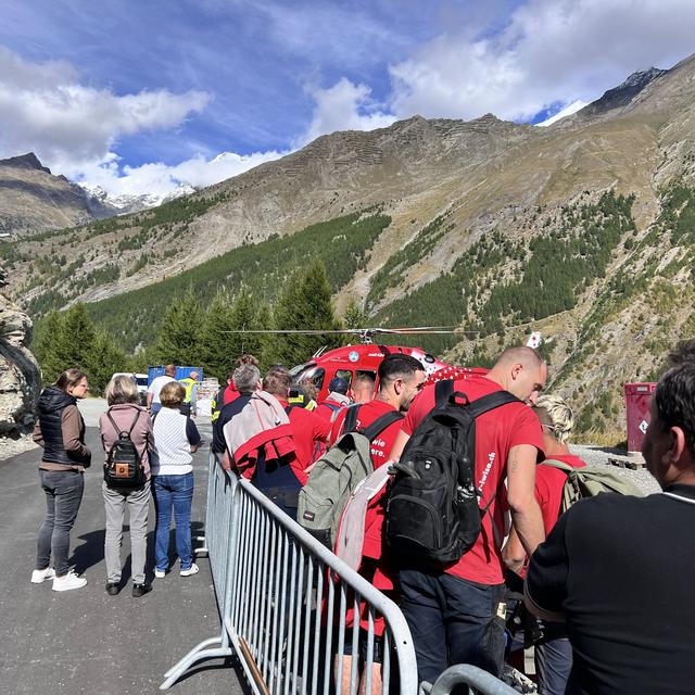 Des touristes attendent d'être évacués par hélicoptère de la vallée de Saas. [RTS - Nathaniel Michel]