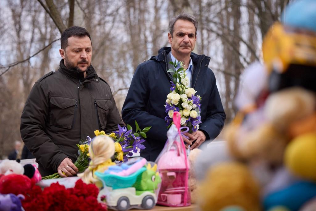 Volodymyr Zelensky et Kyriakos Mitsotakis ont rendu hommage aux victimes d'une attaque de drones sur un immeuble résidentiel d'Odessa. [AFP - SERVICE DE PRESSE DE LA PRESIDENCE UKRAINIENNE]