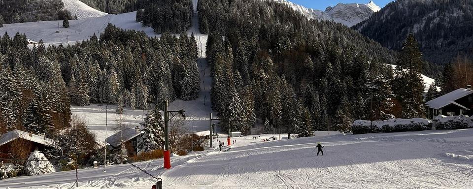 Neige fraîche et soleil sont au rendez-vous aux Paccots. [Vos infos - Janie Ansermot]