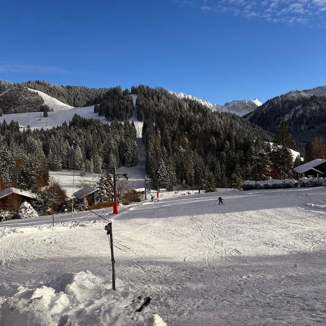 Neige fraîche et soleil sont au rendez-vous aux Paccots. [Vos infos - Janie Ansermot]