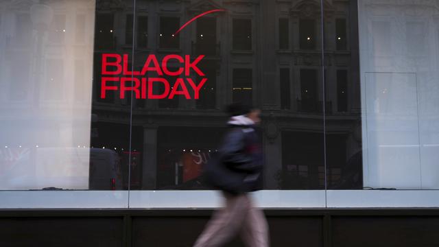 Une affiche pour le ''Black Friday'' à Londres. [Keystone/AP Photo - Kirsty Wigglesworth]