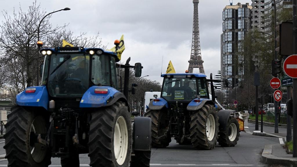 Des tracteurs défilent dans les rues de Paris. [afp - Miguel Medina]