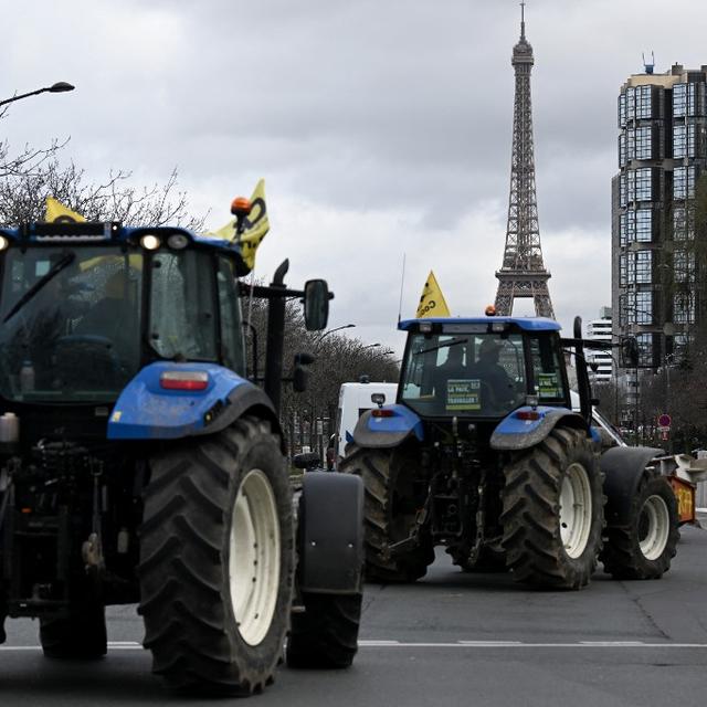 Des tracteurs défilent dans les rues de Paris. [afp - Miguel Medina]