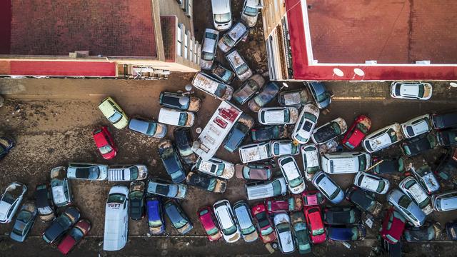 Des véhicules empilés dans les rues après les inondations causées par la tempête qui a fait des centaines de morts et de disparus à Alfafar, dans la région de Valence, en Espagne, le 2 novembre 2024. [KEYSTONE - ANGEL GARCIA]