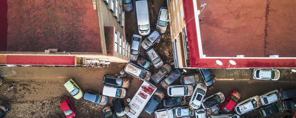 Des véhicules empilés dans les rues après les inondations causées par la tempête qui a fait des centaines de morts et de disparus à Alfafar, dans la région de Valence, en Espagne, le 2 novembre 2024. [KEYSTONE - ANGEL GARCIA]