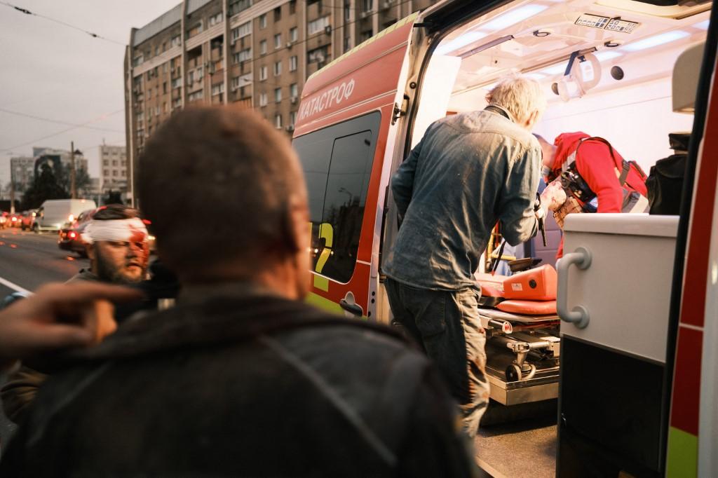 Un policier tué et 30 personnes blessées dans le bombardement d'un commissariat à Kharkiv, le 1er novembre 2024. [Anadolu via AFP - GEORGE IVANCHENKO]