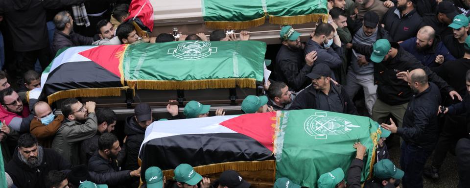 Plus d'un millier de personnes ont participé jeudi à Beyrouth aux funérailles du numéro deux du Hamas et de deux de ses compagnons. [Keystone - Hussein Malla]