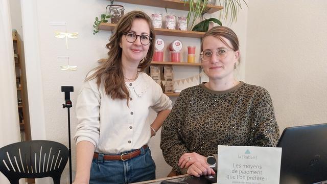 Marjorie Schmidt et Hélène Kramer, co-gérantes de la boutique la [kaban], la Chaux-de-Fonds. [RTS - Isabelle Fiaux et Bastien von Wyss]