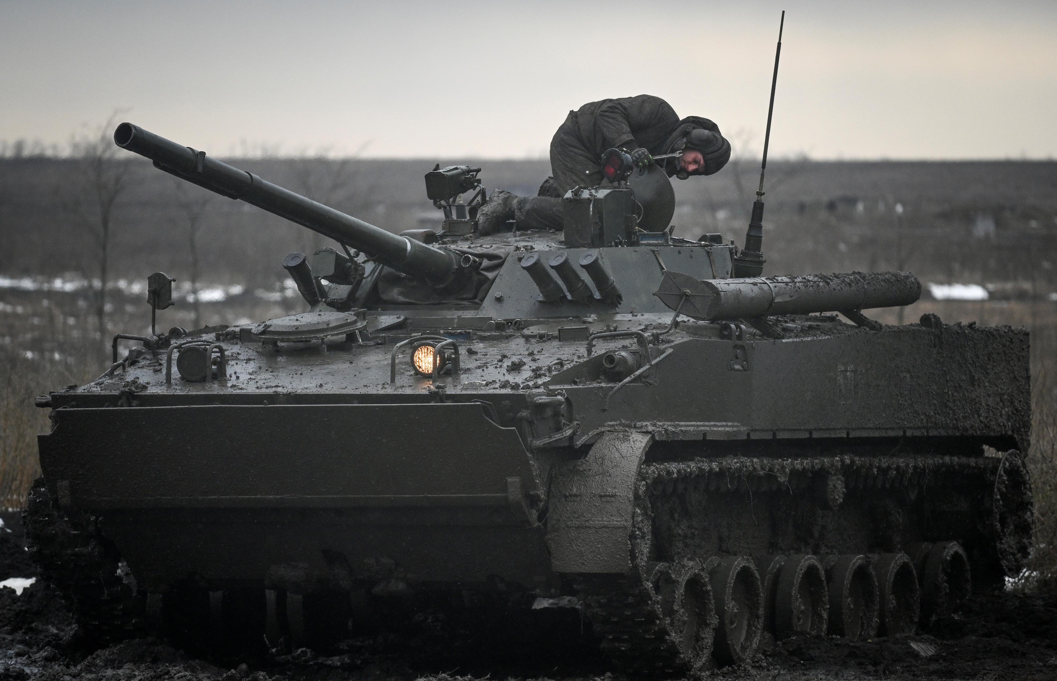 Un militaire russe effectue des travaux de maintenance sur un véhicule de combat d'infanterie BMP-3 lors d'exercices organisés dans la région de Rostov, le 3 février 2022 (image d'illustration). [REUTERS - SERGEY PIVOVAROV]