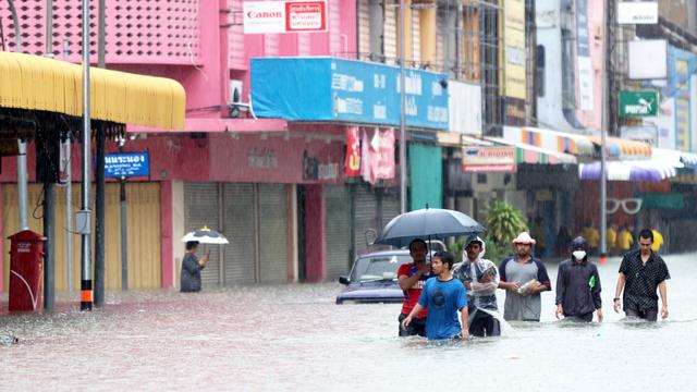 Sept provinces font face à de grosses inondations à cause d'abondantes pluies de la mousson venue du nord-est. Thaïlande, le 28 novembre 2024. [Keystone - EPA/NAKHARIN CHINNAWORNKOMOL]