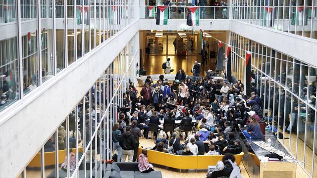 Des activistes pro-palestiniens occupent le halle d'entrée du bâtiment Géopolis de l'Université de Lausanne, UNIL, ce jeudi 2 mai 2024 à Lausanne. [Keystone - Noemi Cinelli]