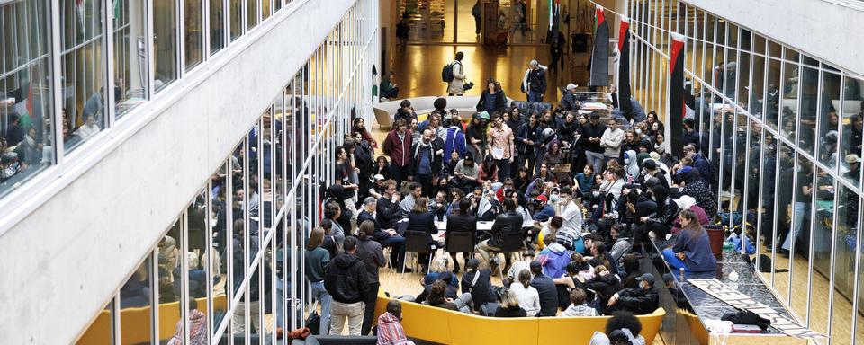 Des activistes pro-palestiniens occupent le halle d'entrée du bâtiment Géopolis de l'Université de Lausanne, UNIL, ce jeudi 2 mai 2024 à Lausanne. [Keystone - Noemi Cinelli]