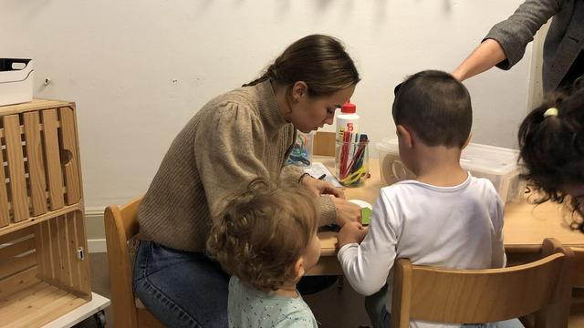 Une crèche fribourgeoise s’adapte face aux enfants à besoins particuliers. [RTS - Chloé Levrat (stagiaire)]