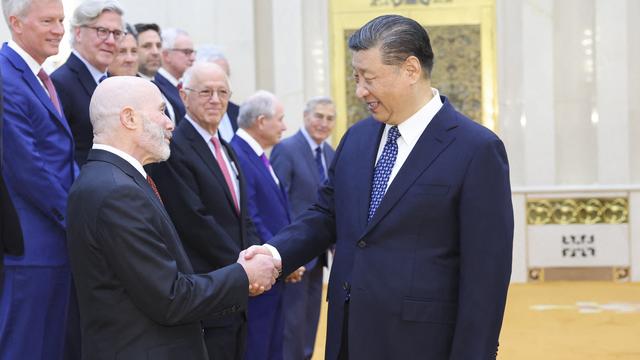Le président chinois Xi Jinping rencontre des représentants des milieux d'affaires, stratégiques et universitaires américains au Grand Palais du Peuple à Pékin, le 27 mars 2024. [afp - Huang Jingwen]