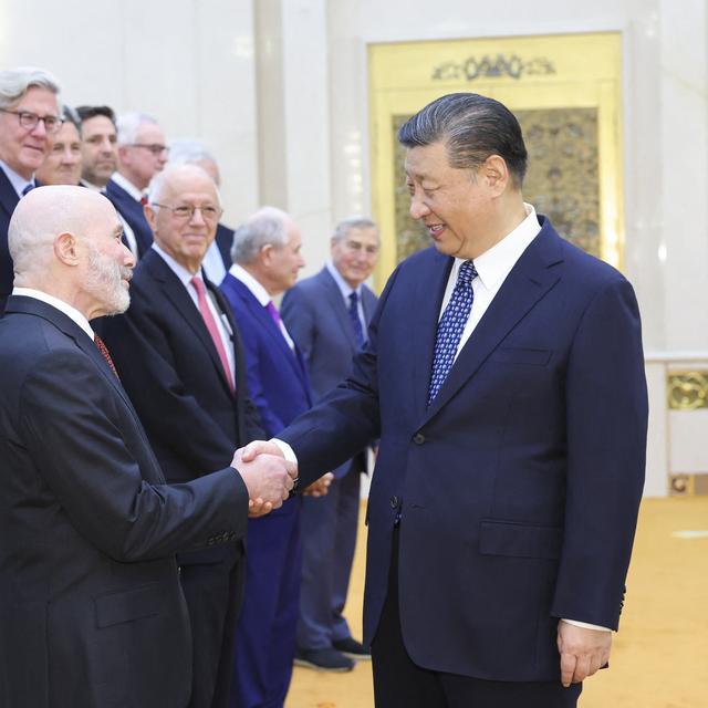 Le président chinois Xi Jinping rencontre des représentants des milieux d'affaires, stratégiques et universitaires américains au Grand Palais du Peuple à Pékin, le 27 mars 2024. [afp - Huang Jingwen]