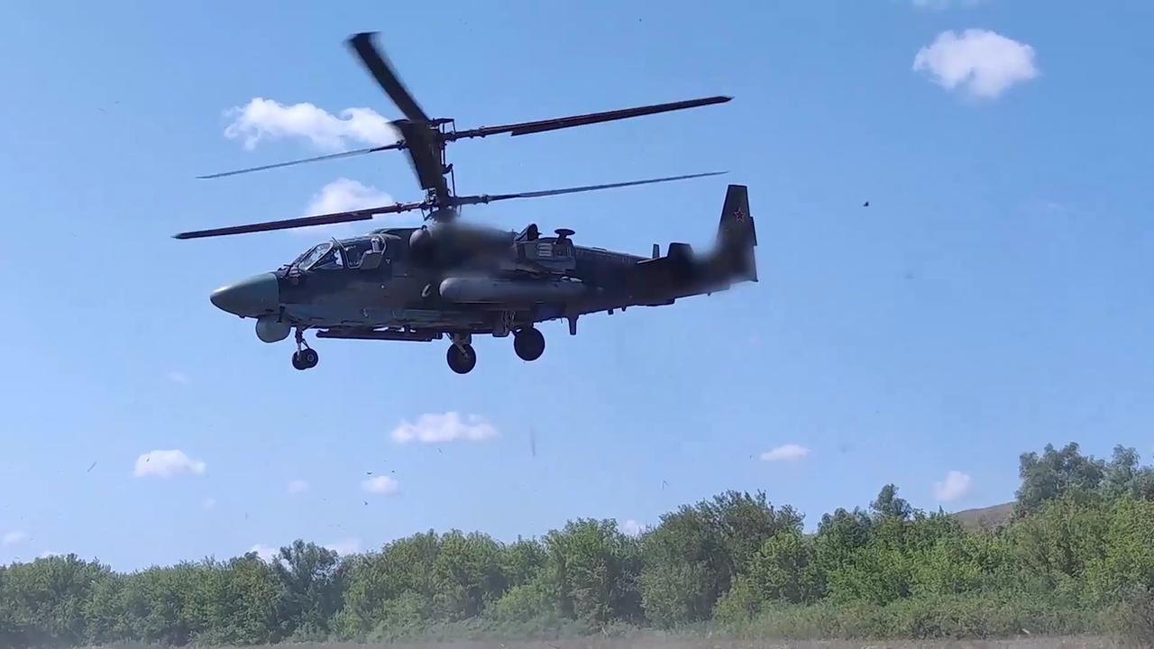 Dans cette capture d'écran d'une vidéo diffusée par le ministère russe de la Défense, on aperçoit un hélicoptère d'attaque Kamov Ka-52 "Alligator" lors d'une opération dans la zone frontalière de Koursk. [KEYSTONE - Sputnik]