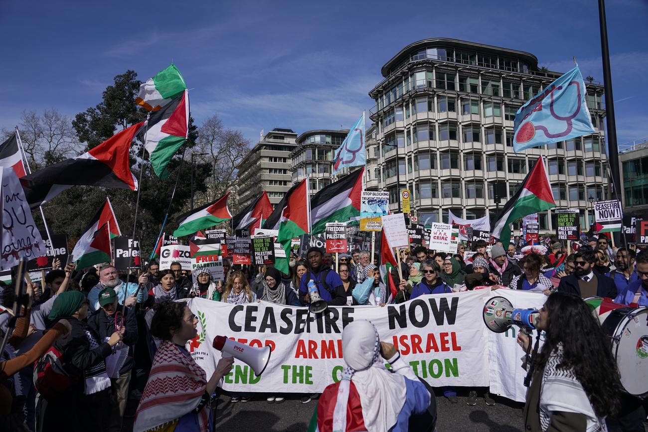 Des milliers de personnes marchent à Londres pour réclamer un cessez-le-feu à Gaza. [Keystone - Alberto Pezzali - AP Photo]