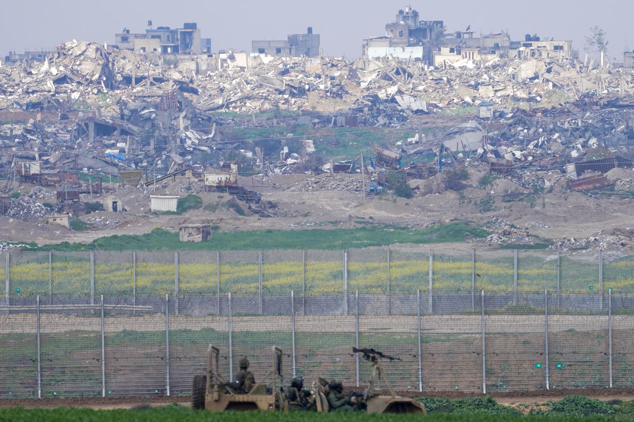 L'armée israélienne détruit des bâtiments à Gaza dans la zone frontalière avec Israël dans le but de constituer une "zone tampon". [KEYSTONE - TSAFRIR ABAYOV]