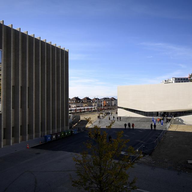 Le nouveau bâtiment du MUDAC et de Photo Elysée, droite, et celui du Musée cantonal des Beaux-Arts, MCBA, gauche, lors des portes ouvertes le dimanche 7 novembre 2021 à Lausanne. [Keystone - Laurent Gillieron]