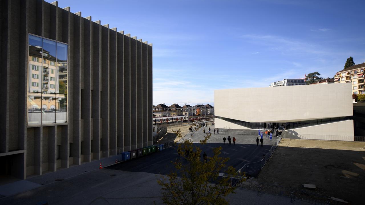 Le nouveau bâtiment du MUDAC et de Photo Elysée, droite, et celui du Musée cantonal des Beaux-Arts, MCBA, gauche, lors des portes ouvertes le dimanche 7 novembre 2021 à Lausanne. [Keystone - Laurent Gillieron]